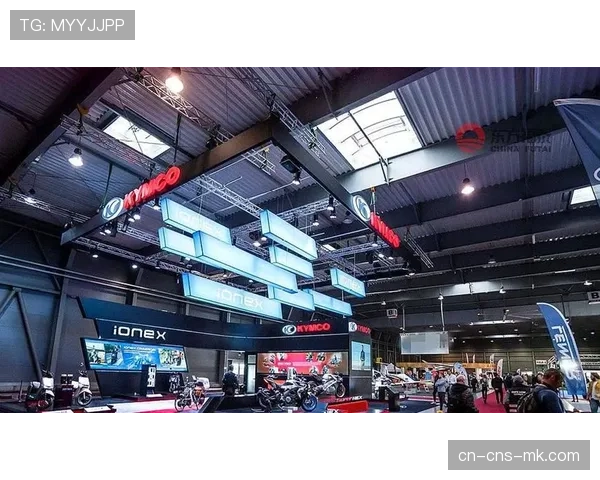 车迷文化：捷克站车迷自制特色加油板成为社交媒体热点